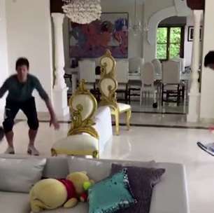 Djokovic mostra criatividade no isolamento e joga com frigideira na sala da sua casa