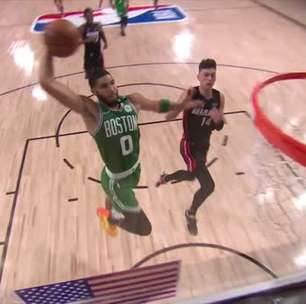 Espectacular mate de Tatum
