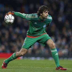 Após surto de covid-19, Ucrânia convoca goleiro aposentado