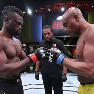 Anderson Silva é nocauteado por Uriah Hall em despedida