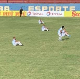 Jogadores do Macaé sentam no gramado em protesto; time perde para o Madureira e está rebaixado