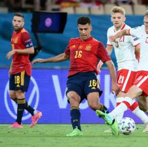 Lewandowski marca e Espanha empata com a Polônia