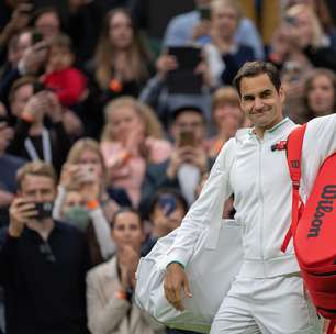 Federer leva susto na estreia, mas vence após rival desistir