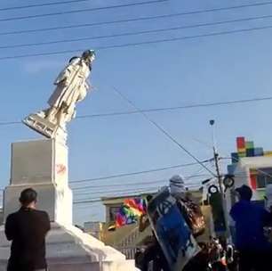 Colombianos derrubam estátua de Cristóvão Colombo em ato