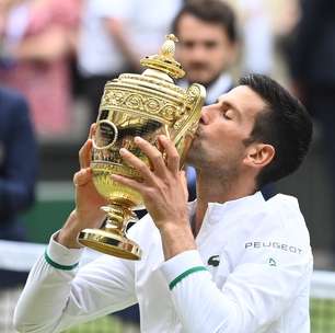 Djokovic bate 'azarão' e iguala recorde de Federer e Nadal
