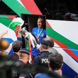 Campeões da Europa voltam à Itália e são recebidos com festa
