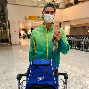 Bronze, Scheffer traz medalha no bolso em retorno ao Brasil