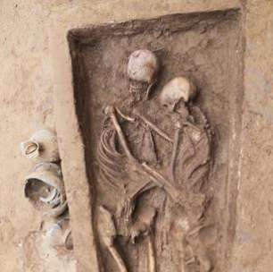 China descobre tumba de 1,6 mil anos com casal abraçado