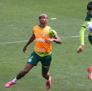 Gustavo Gómez reforça o treino do Palmeiras com foco no Fla