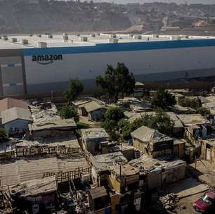 O controverso armazém da Amazon no meio de favela