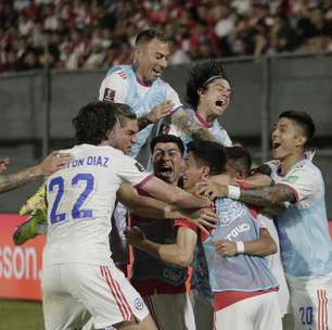 Chile bate o Paraguai e segue na briga pela vaga na Copa