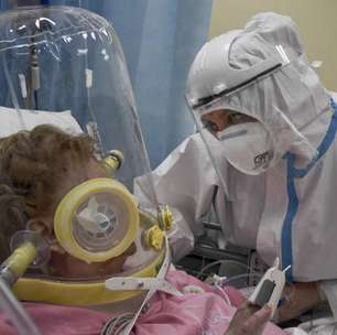 Ômicron: risco de hospitalização é 40% menor, diz estudo