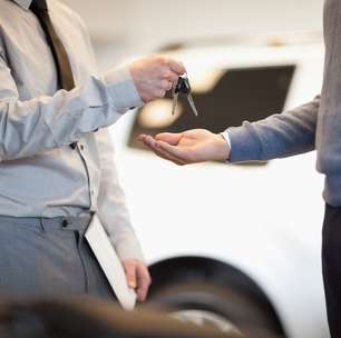 Assinar ou financiar carro 0 km?