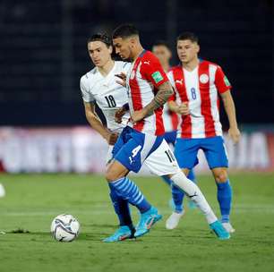 Uruguai vence Paraguai e segue na briga por vaga na Copa