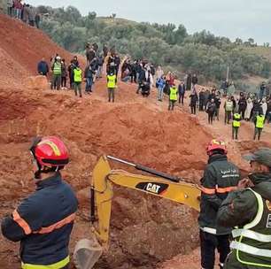 Equipes de resgate cavam a um metro de garoto preso em poço