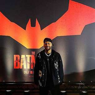 Fã declarado de Batman, Neymar vai à premiere do novo filme e posa no icônico carro