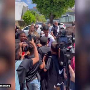 Luva de Pedreiro conhece Roberto Dinamite em visita a São Januário, come grama do estádio e bate pênalti
