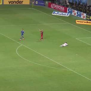 CRUZEIRO: Vermelho! Wagner Leonardo faz falta em Davó na entrada da área e é expulso no segundo tempo
