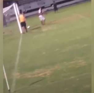 SANTA CRUZ: Aulas, cria! Torcedor invade o campo, encena para o goleiro como fazer defesas e leva torcida ao delírio