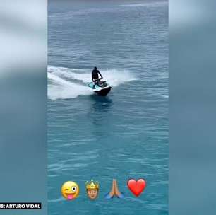 FLAMENGO: Vai fechar? Antes de decidir futuro, Vidal se diverte com jetski em Ibiza