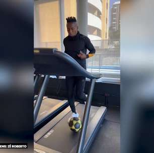 Estilo Messi! Zé Roberto impressiona seguidores andando em esteira e batendo bola