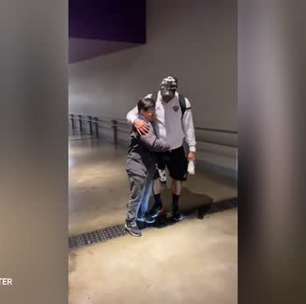 ATLÉTICO-MG: Ídolo! Hulk mostra carinho com torcedor no Mineirão