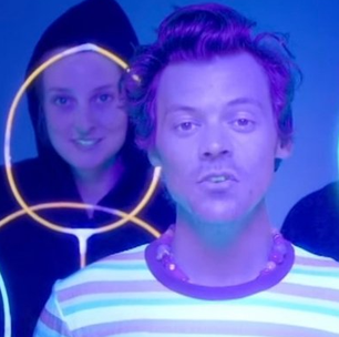 Dirigido por James Corden, Harry Styles grava clipe de "Daylight" na casa de uma fã
