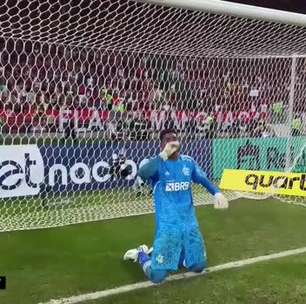 FLAMENGO: Hugo recebe carinho de jogadores após grande atuação na vitória no Fla-Flu: "Mostrei porque eu defendo essa baliza"