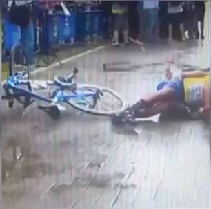 Que dor! Ciclista atropela a própria esposa após cruzar a linha de chegada em prova;