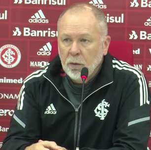 INTERNACIONAL: Mano Menezes explica decisão de começar com De Pena no banco e defende: "Não temos nenhum jogador que não possa ficar no banco ou que não possa jogar"