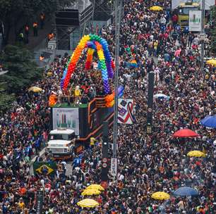 Parada LGBT+ tem manifestação contra Bolsonaro