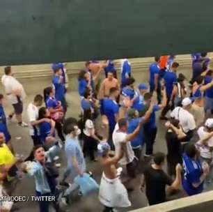 CRUZEIRO: Torcida canta na saída do Mineirão