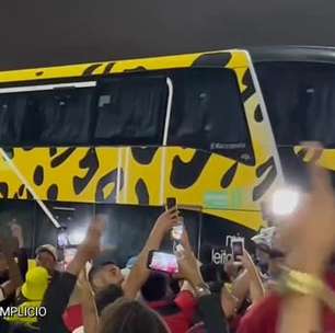 "Isso vai virar um inferno!" Ônibus com jogadores do Atlético é 'recepcionado' por flamenguistas no Maracanã