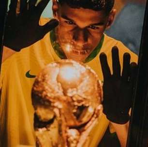 Luva de Pedreiro posa com a taça da Copa do Mundo e aposta no hexa: 'Esse ano é nosso'