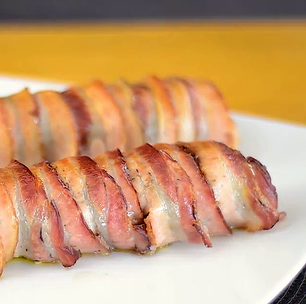 Enroladinho de bacon e provolone