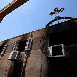 Incêndio em igreja no Cairo mata 41 pessoas