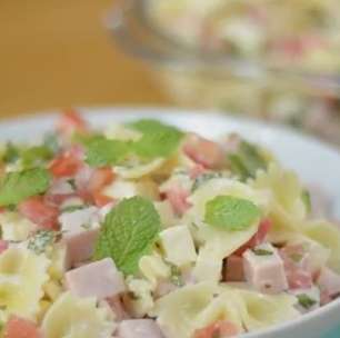 Salada primavera de macarrão com iogurte