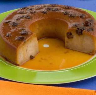 Reaproveite o pão amanhecido neste pudim com calda de caramelo