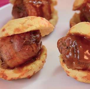 Pão de queijo caseiro recheado com medalhão de carne