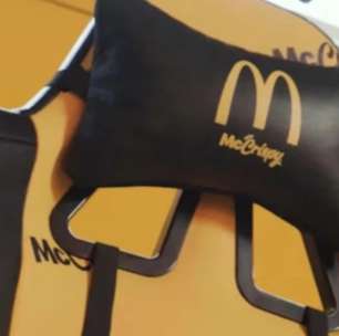 Cadeira gamer do McDonald's tem suporte para refri e batatas