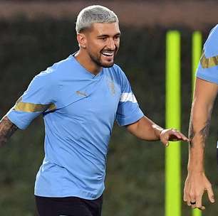 Web se revolta com Arrascaeta no banco e pede zebra para o Uruguai; veja reações