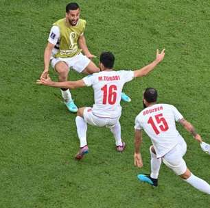 No apagar das luzes, Irã vence País de Gales e segue vivo na Copa do Mundo