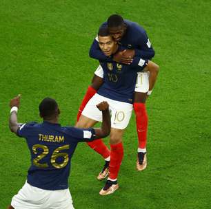 Mbappé e Giroud decidem, França bate a Polônia e avança às quartas da Copa