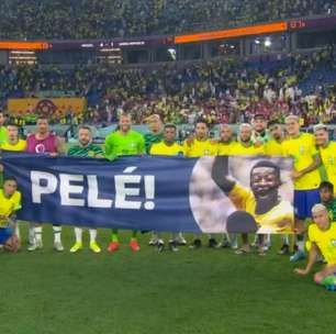 Torcida brasileira faz homenagem para Pelé; jogadores erguem faixa para o 'Rei'