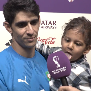 Filho do goleiro de Marrocos rouba a cena ao lamber microfone; assista