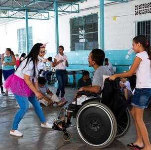 Mestre ensina capoeira de graça e muda a vida de deficientes