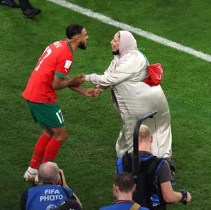 Atacante marroquino celebra vitória dançando com a mãe