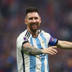 Messi se recusa a vestir camisa do Boca Juniors em evento de Riquelme