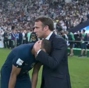 Presidente da França consola Mbappé em campo após derrota para a Argentina