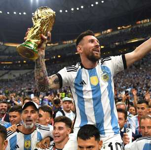 Campeão da Copa com a Argentina faz tatuagem com rosto de Messi; veja o vídeo